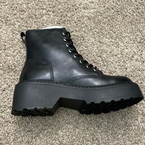 Brand New!! Steve Madden Slasher Platform Combat Boots 🥾